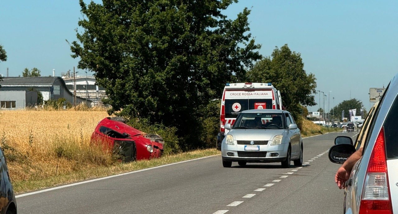 Incidente sulla provinciale 155 tra Novi e Basaluzzo: auto ribaltata in un fosso