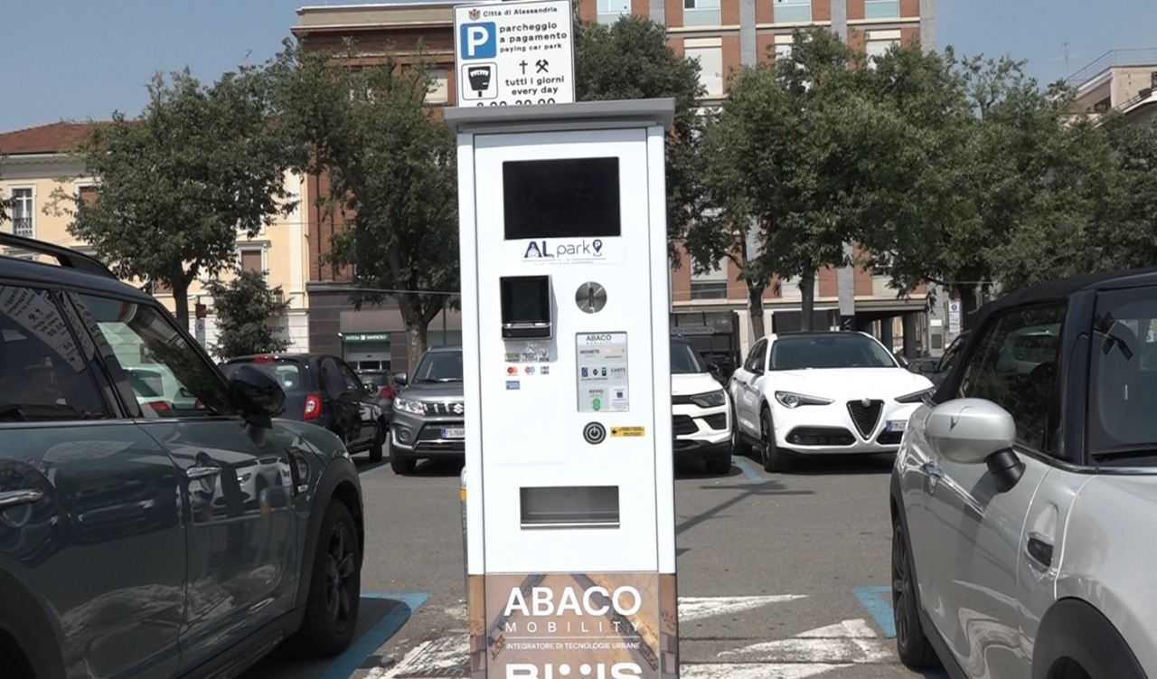 Stalli a pagamento ad Alessandria: la nuova gestione incespica sui parcometri
