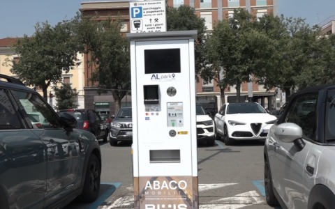 Stalli a pagamento ad Alessandria: la nuova gestione incespica sui parcometri
