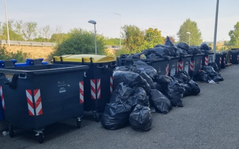 Decine di sacchi neri abbandonati vicino ai cassonetti in zona D5 a Spinetta Marengo