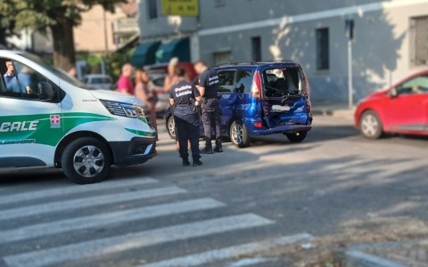 Scontro tra due auto in viale Milite Ignoto ad Alessandria: non ci sono feriti