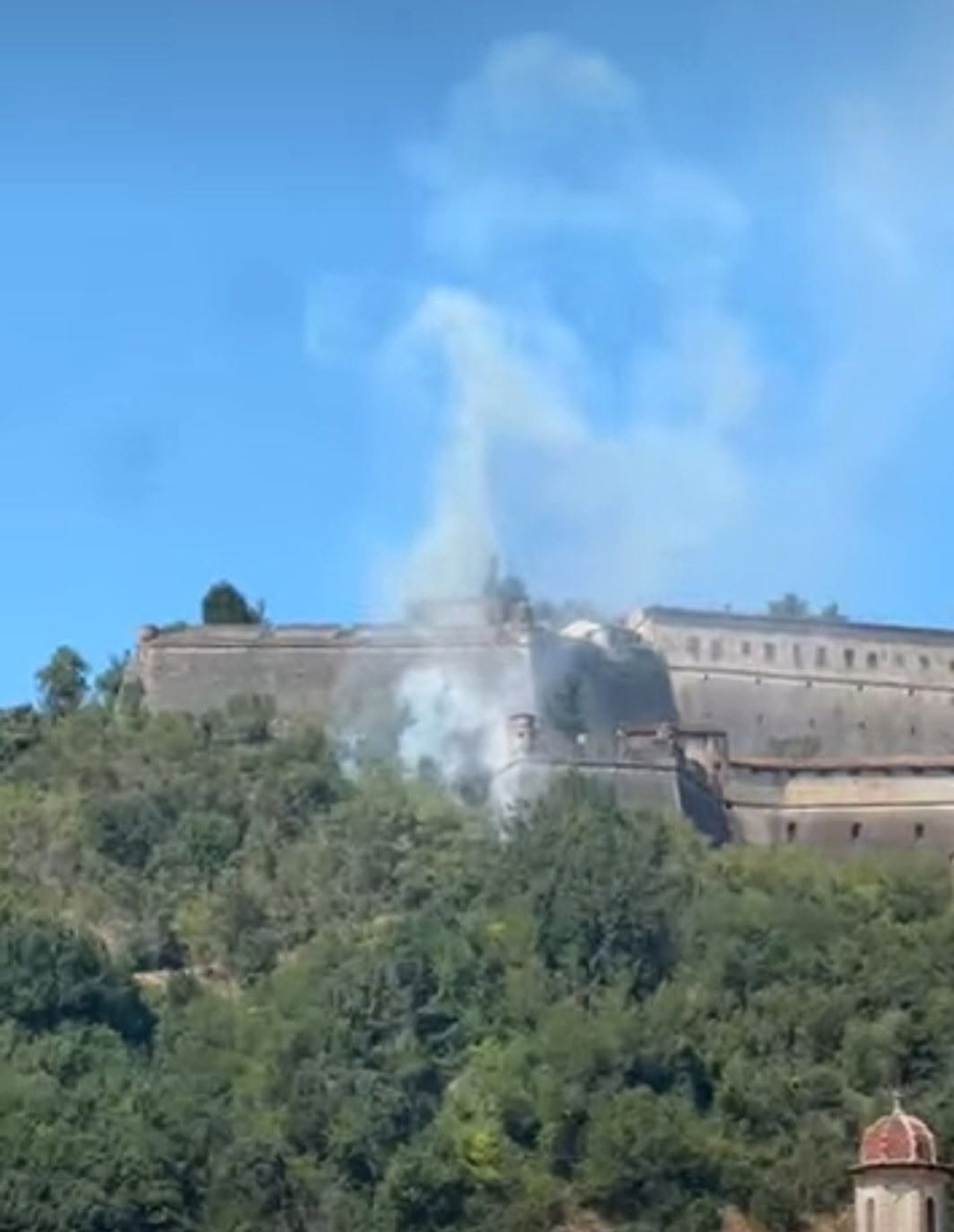 Incendio boschivo vicino al Forte di Gavi: vigili del fuoco al lavoro