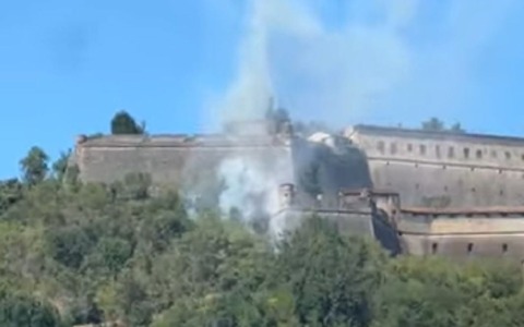 Incendio boschivo vicino al Forte di Gavi: vigili del fuoco al lavoro