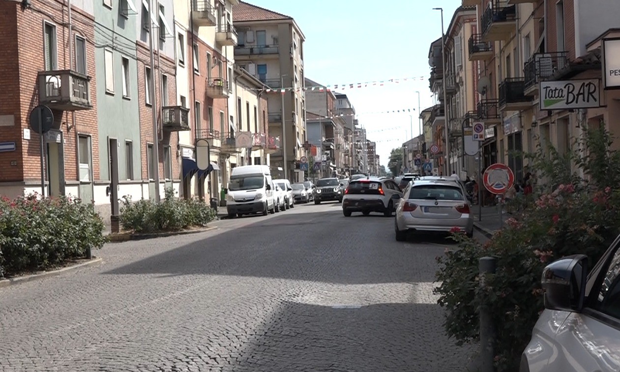 Caos parcheggi in Corso Acqui ad Alessandria, manca anche la segnaletica