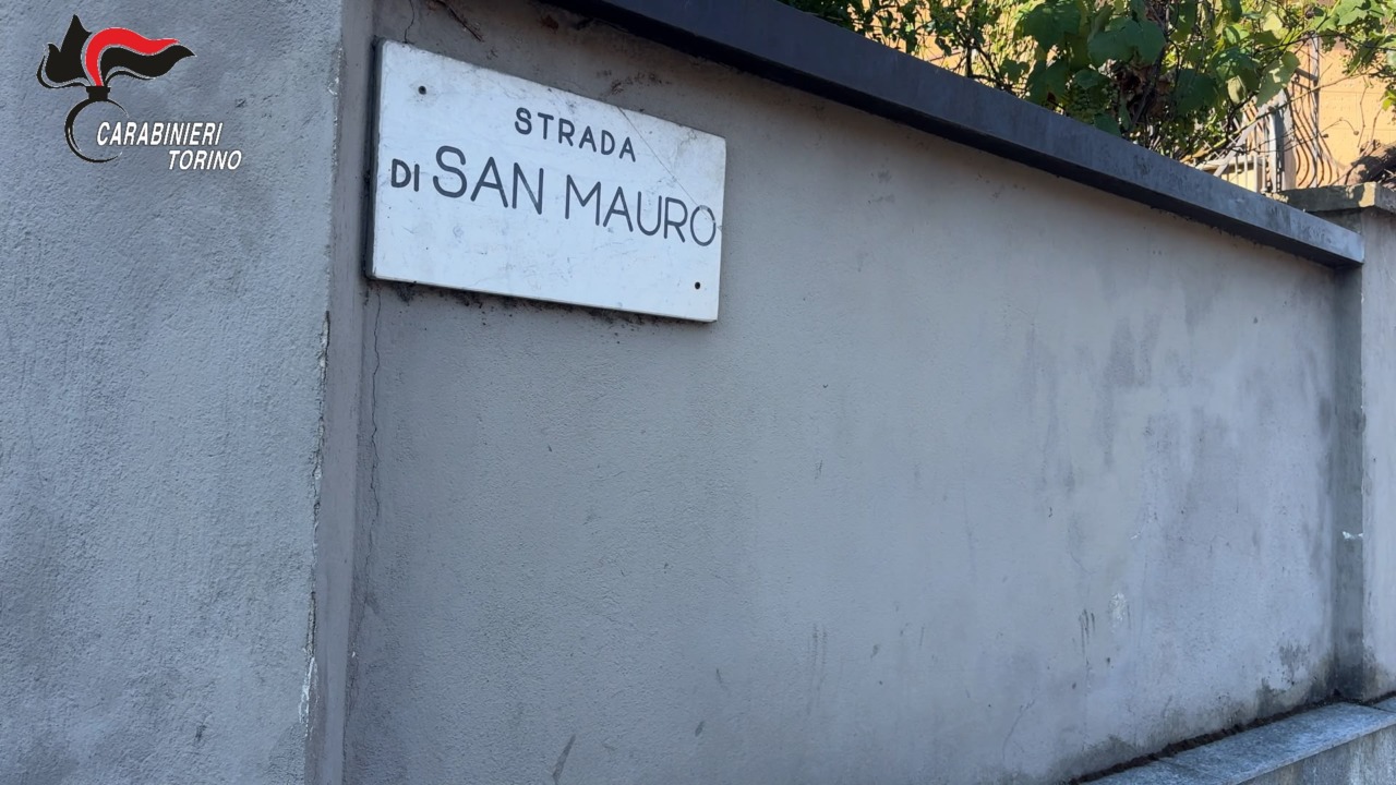 Segue una 14enne fino a casa e la rapina: arrestato un 29enne a Torino