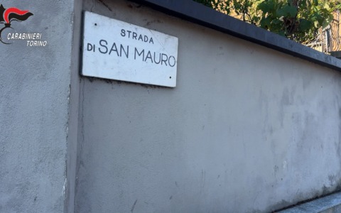 Segue una 14enne fino a casa e la rapina: arrestato un 29enne a Torino