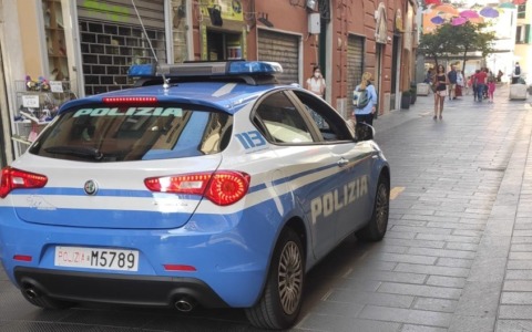 Ruba un cellulare e minaccia le vittime con lo spray al peperoncino: arrestato 54enne a Sestri Ponente