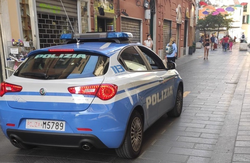 Ruba un cellulare e minaccia le vittime con lo spray al peperoncino: arrestato 54enne a Sestri Ponente