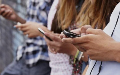 Patti digitali tra famiglie e istituzioni per gestire l’uso dei cellulare tra gli adolescenti