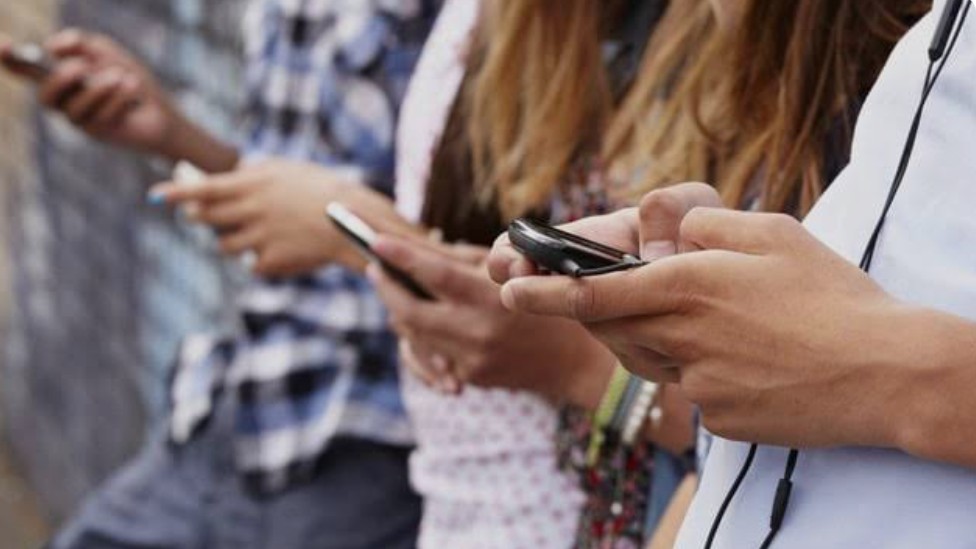 Patti digitali tra famiglie e istituzioni per gestire l’uso dei cellulare tra gli adolescenti