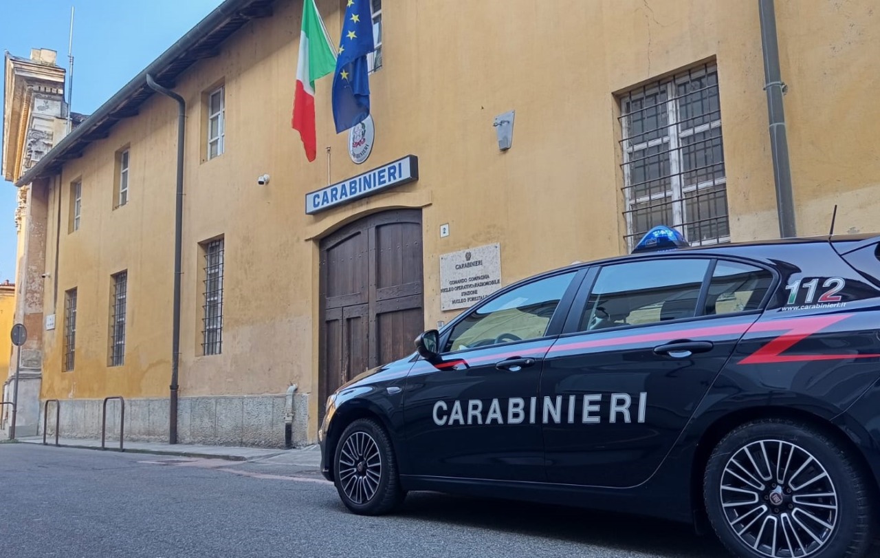 Casale Monferrato, perseguita l’ex fidanzata e aggredisce il nuovo compagno: arrestato 19enne