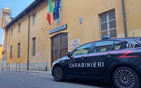 Casale Monferrato, perseguita l’ex fidanzata e aggredisce il nuovo compagno: arrestato 19enne