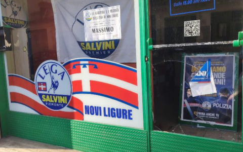 Raid vandalico contro la sede della Lega a Novi Ligure: locali messi a soqquadro