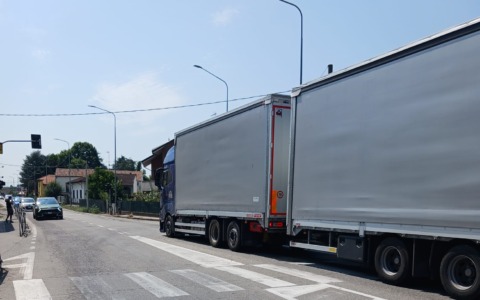 Alessandria, chiude il parcheggio abusivo per tir a San Michele