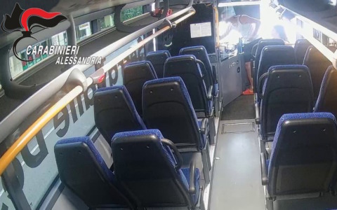 Chiede il biglietto e riceve due pugni: violenza sul bus a Serravalle Scrivia. Denunciati due giovani