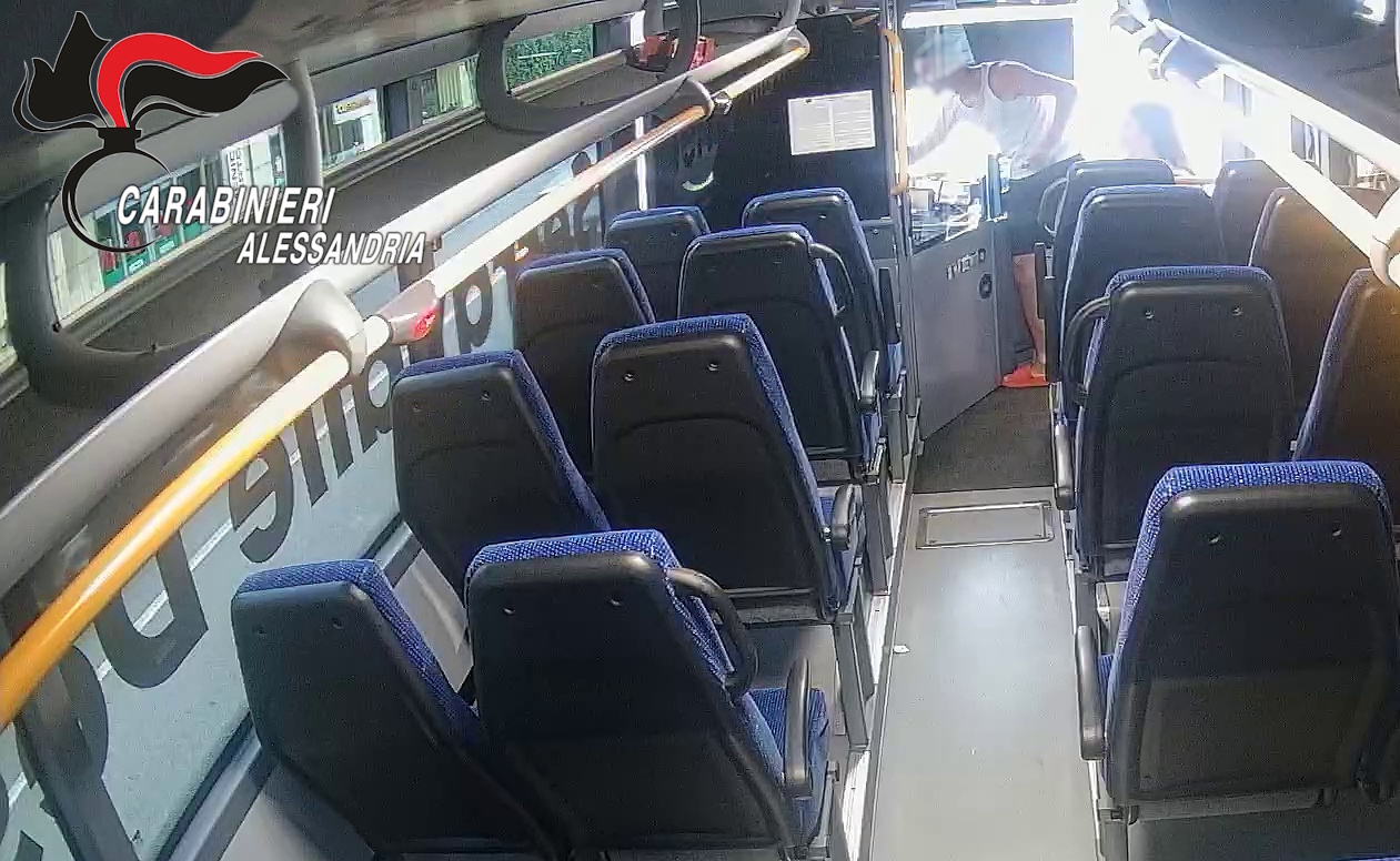Chiede il biglietto e riceve due pugni: violenza sul bus a Serravalle Scrivia. Denunciati due giovani