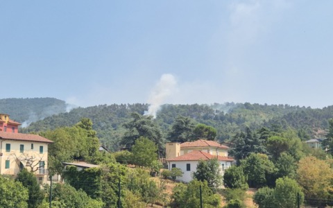 In corso la bonifica dell’incendio che ha distrutto la pineta a Mornese