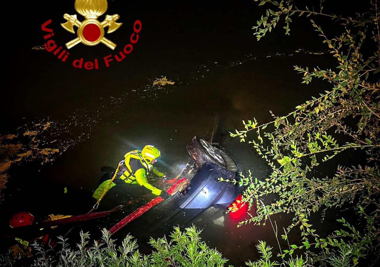 Auto finisce nel Po a Torino, notte di ricerche: impegnati 25 vigili del fuoco