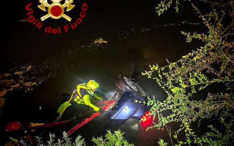 Auto finisce nel Po a Torino, notte di ricerche: impegnati 25 vigili del fuoco